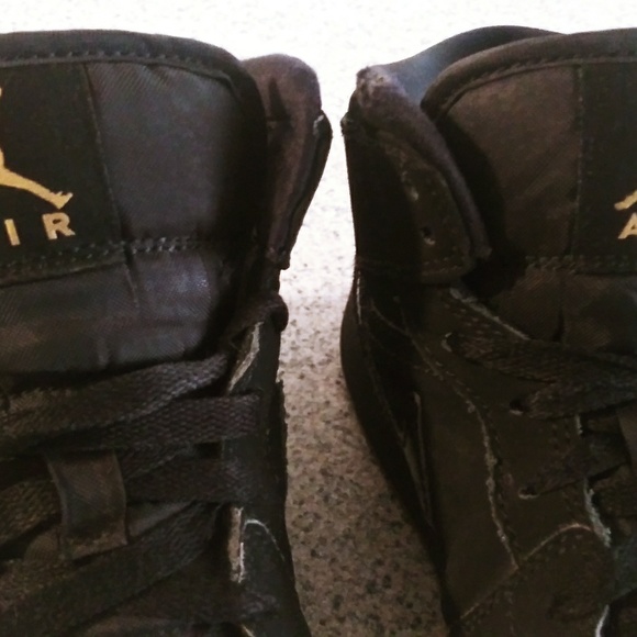 SOLD Nike Jordan 1 Matalic Gold/ BLK. Mid - Picture 4 of 7